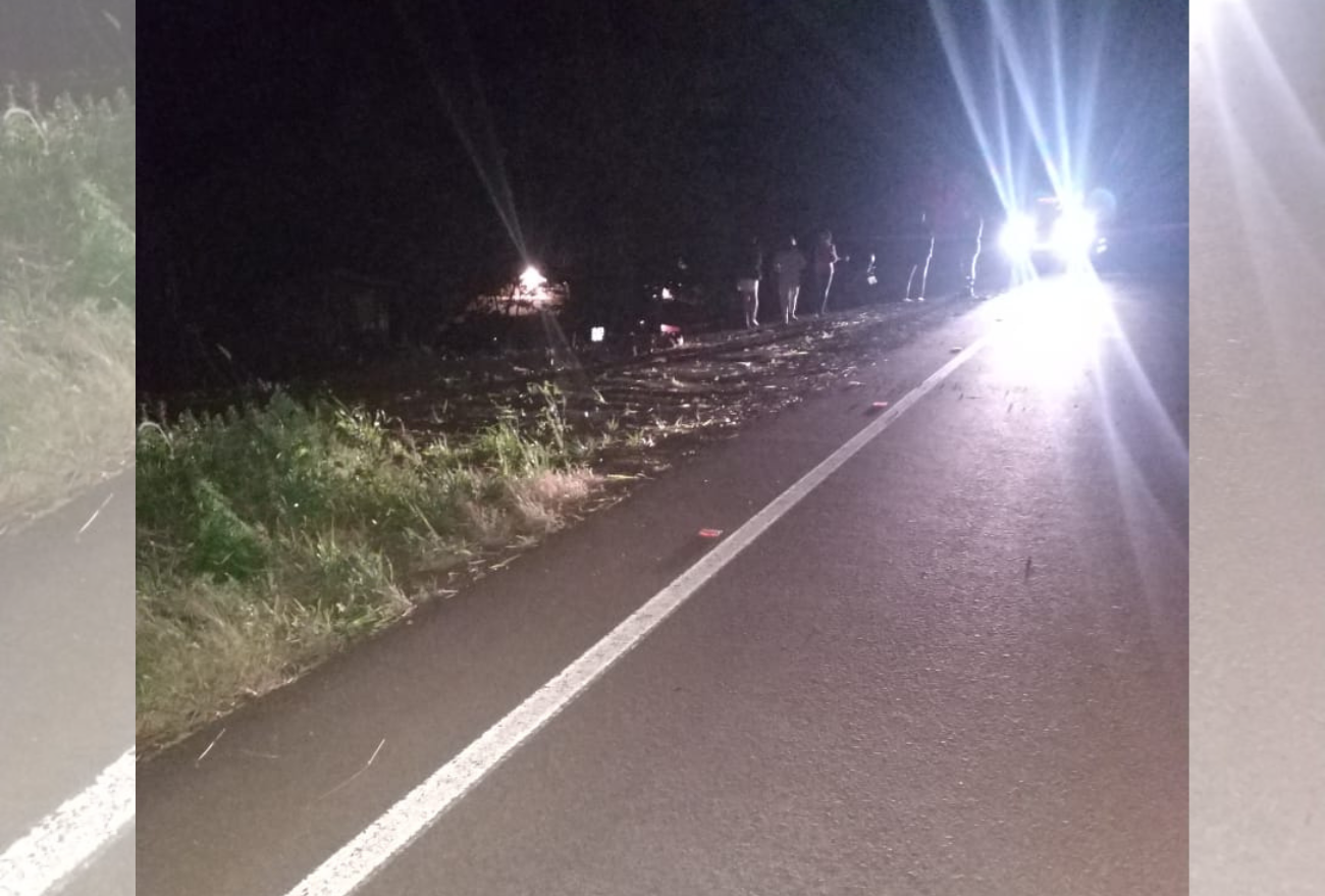 Motociclista fica ferido após sair de pista e colidir contra barranco