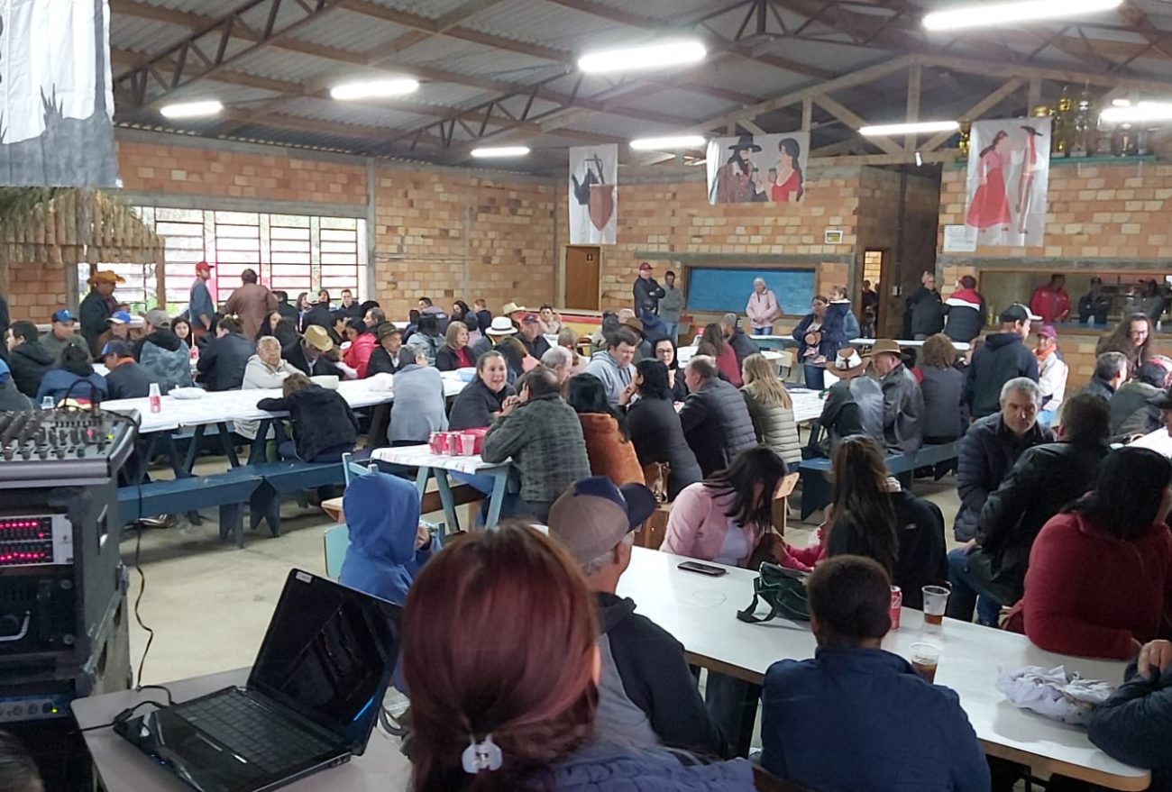 Grupo de Idosos Colinas do Amor de Passos Maia realiza almoço