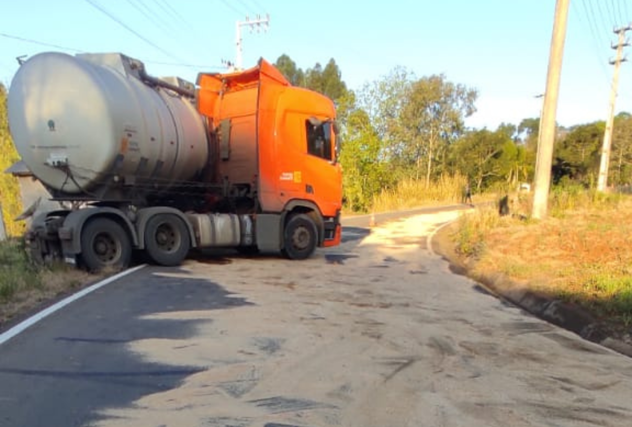 Após vazamento de combustível, pista fica interditada no Oeste