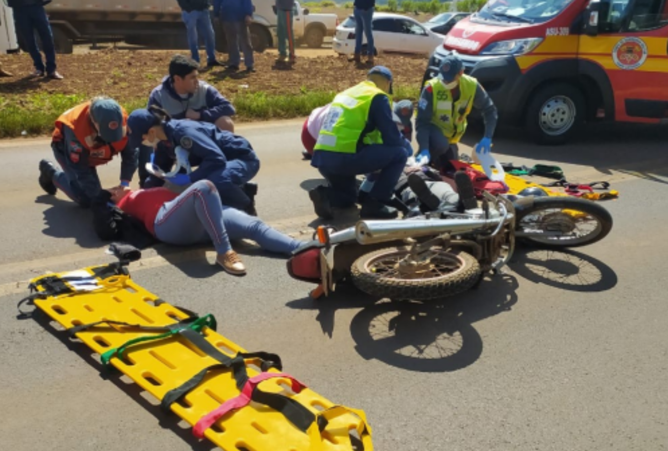 Mulher fica ferida após colisão entre motocicleta e caminhão na SC-480