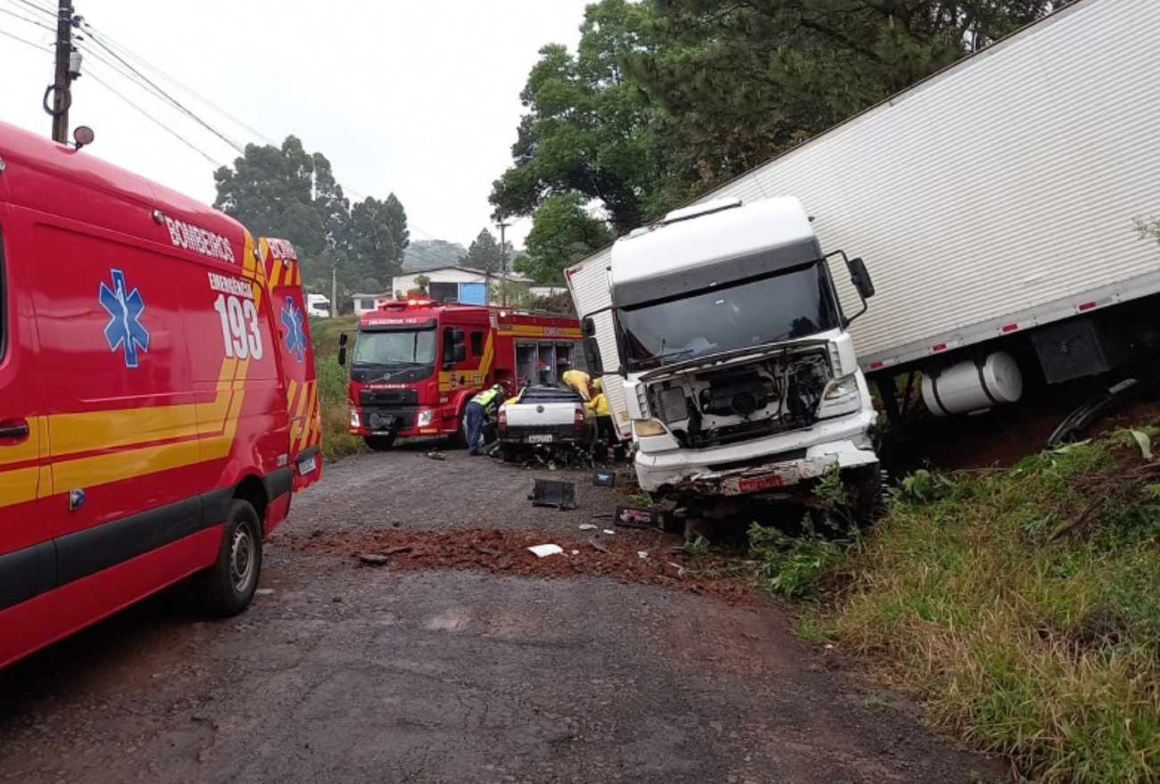 Homem morre após colisão entre três veículos na BR-282