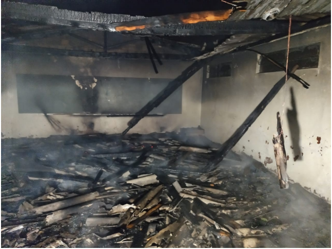 Escola abandonada é consumida por incêndio em Xanxerê