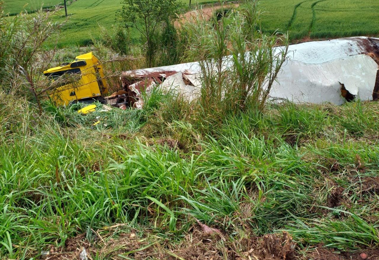 Fotos: Homem fica ferido após carreta capotar e descer ribanceira de 10 metros