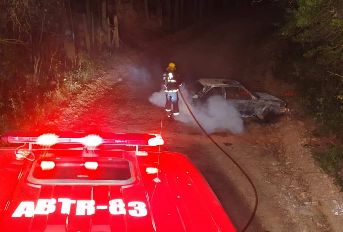 Após incêndio, veículo fica totalmente destruído