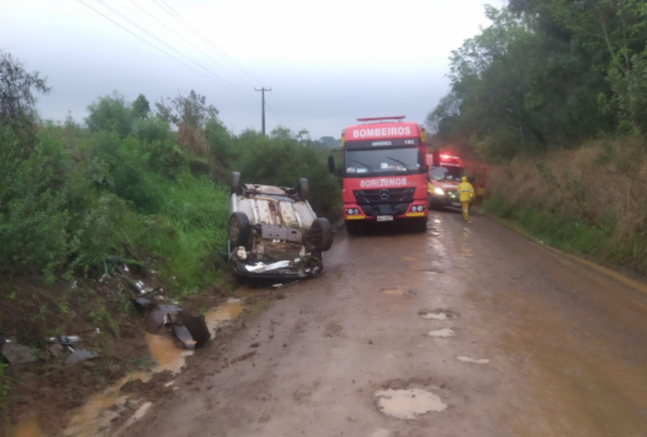 Mulher fica ferida após capotamento de veículo entre Abelardo Luz e Ipuaçu