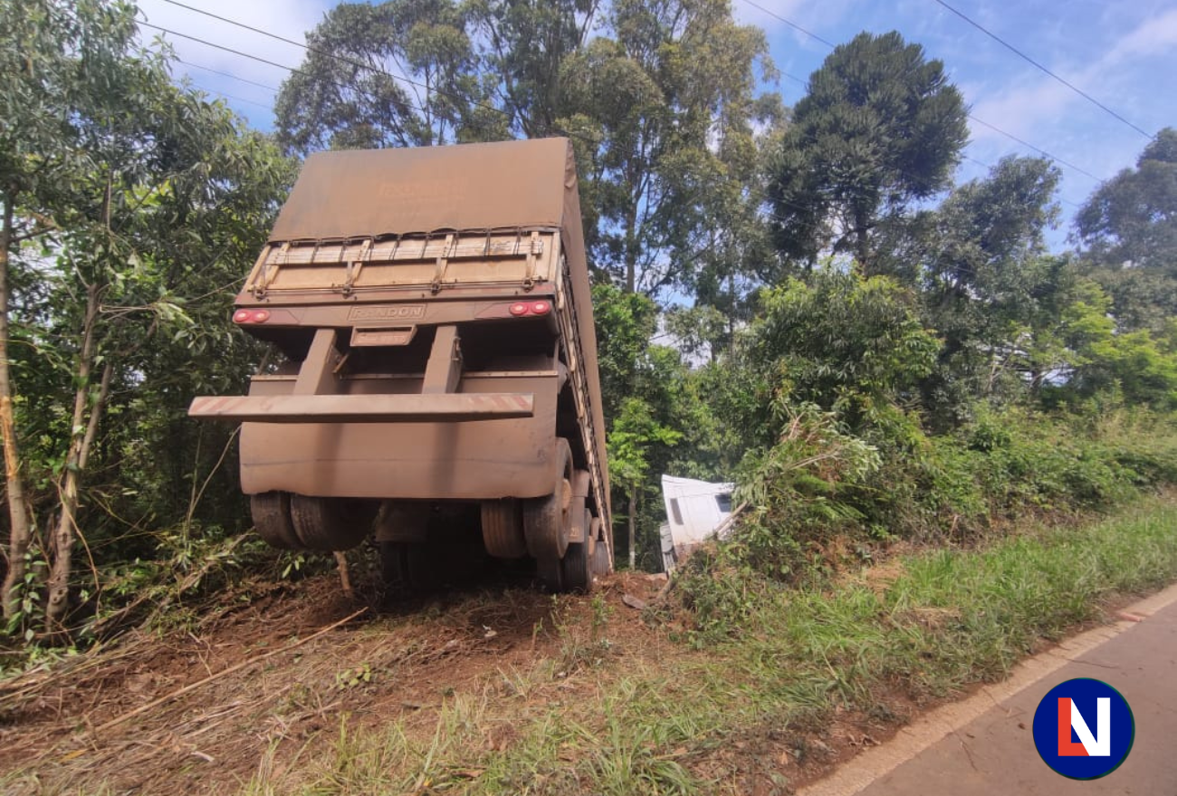 Carreta sai de pista na SC-155 entre Seara e Xavantina