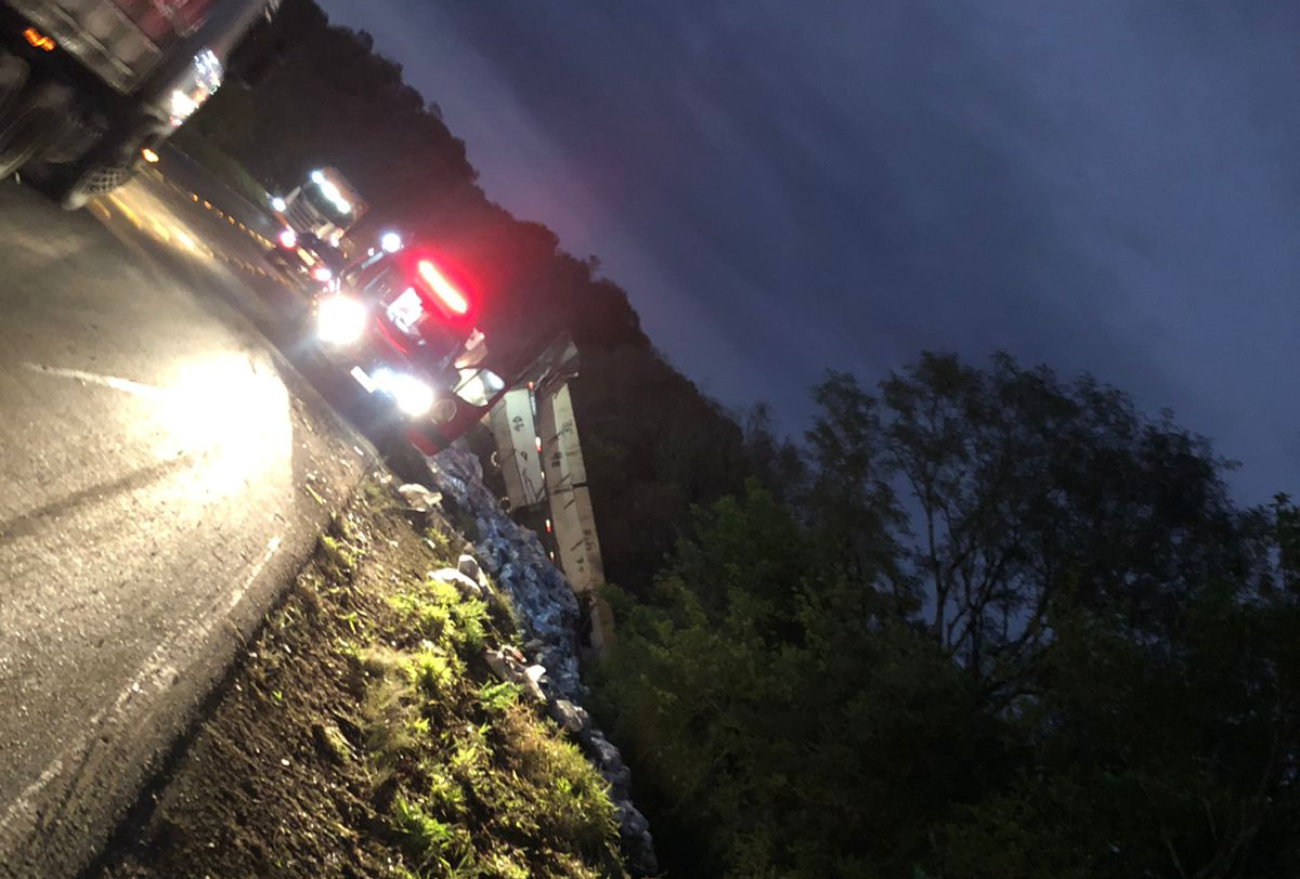 Após sair de pista com carreta, motorista é preso por embriaguez ao volante na BR-153