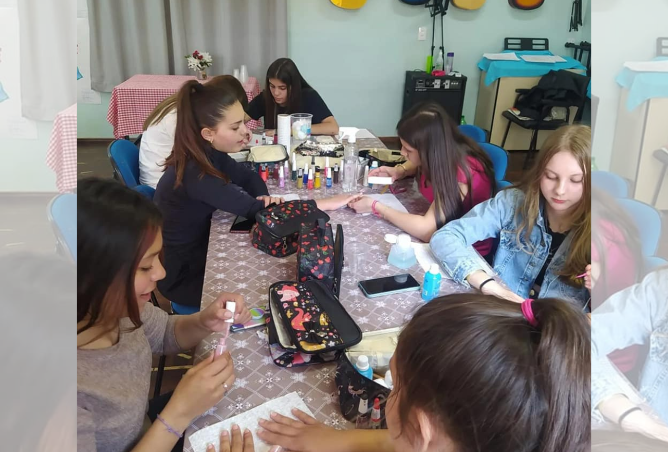Alunos do grupo Amigos do Bem participam de curso de noções básicas de manicure
