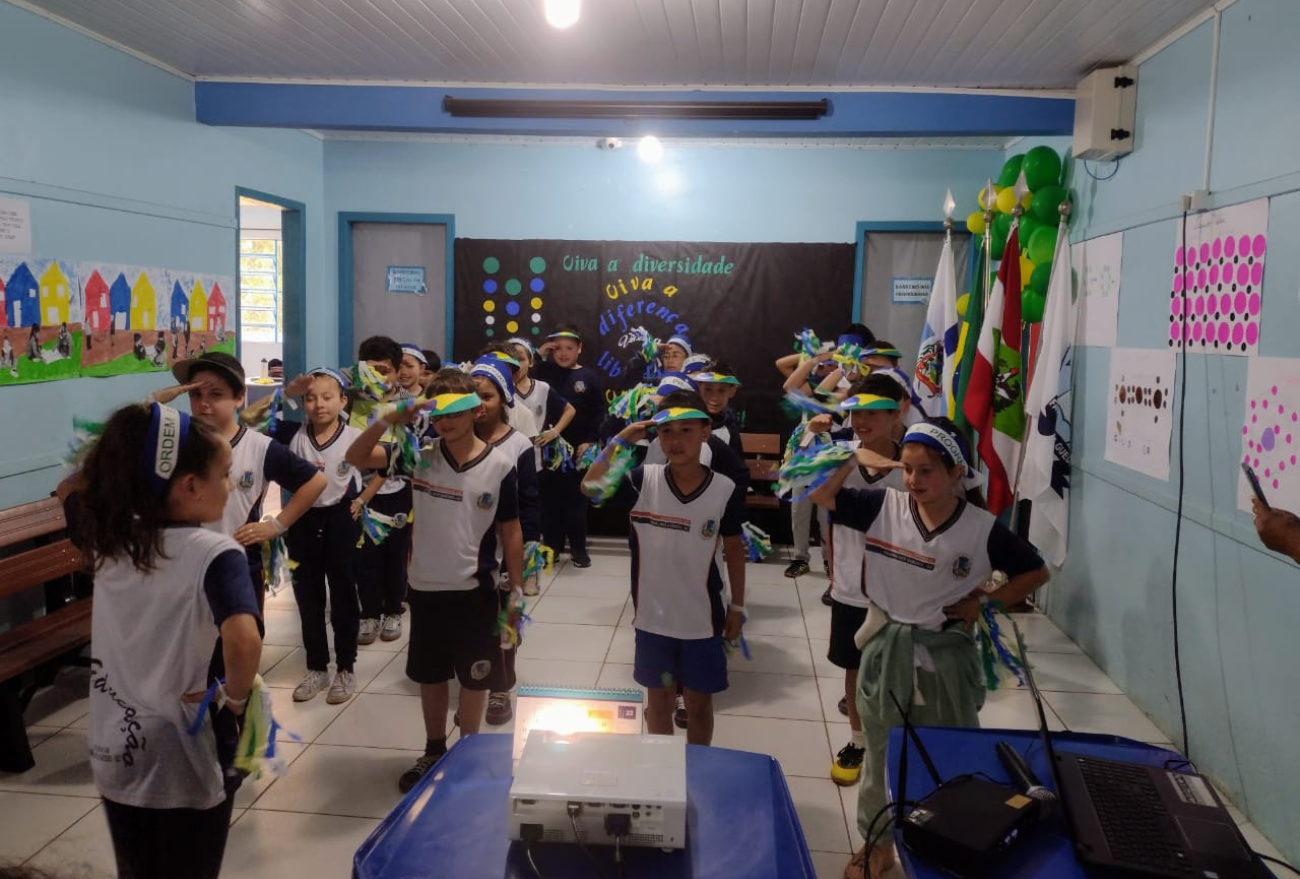 Escolas de Faxinal dos Guedes realizam hora cívica na Semana da Pátria