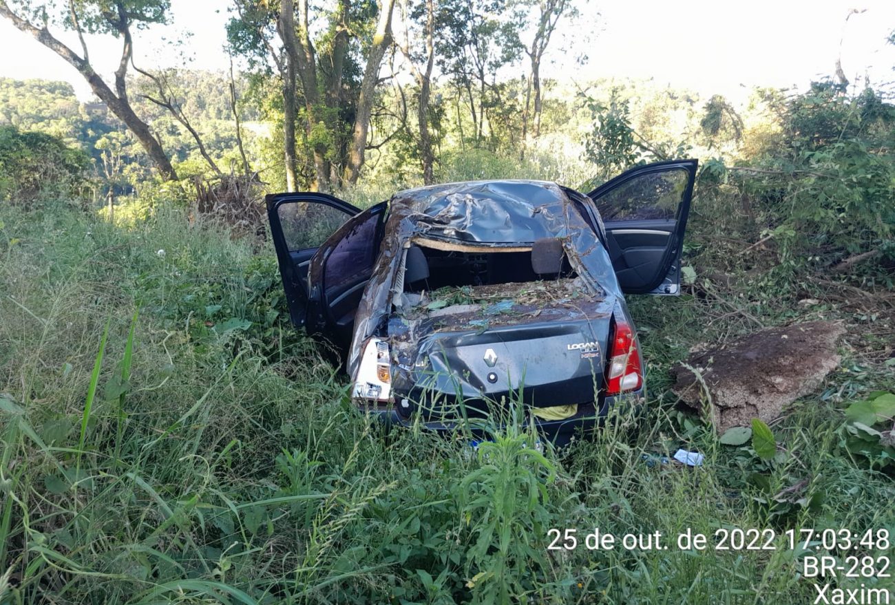 Três pessoas ficam feridas após capotamento na BR-282