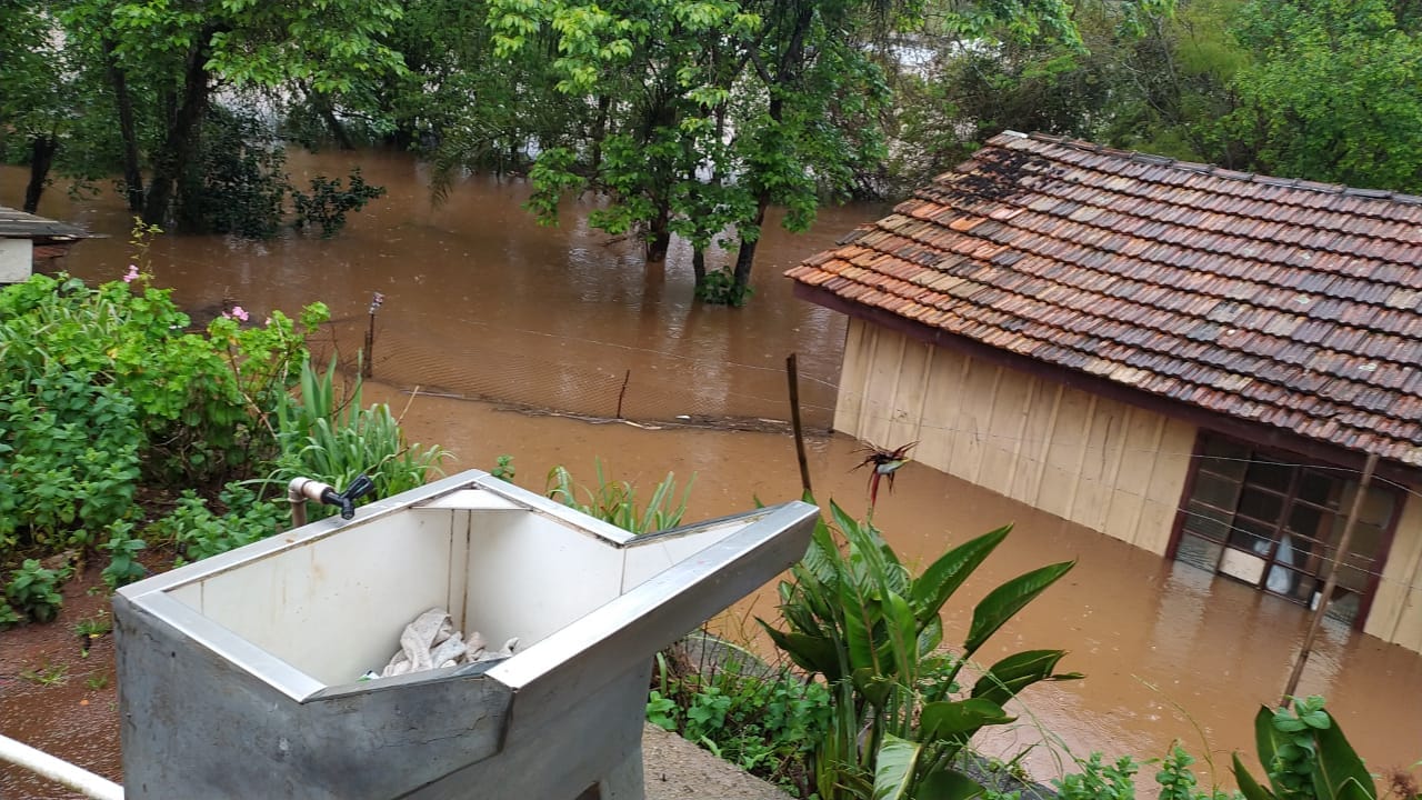 Fotos: fortes chuvas causam grandes estragos no município de Passos Maia