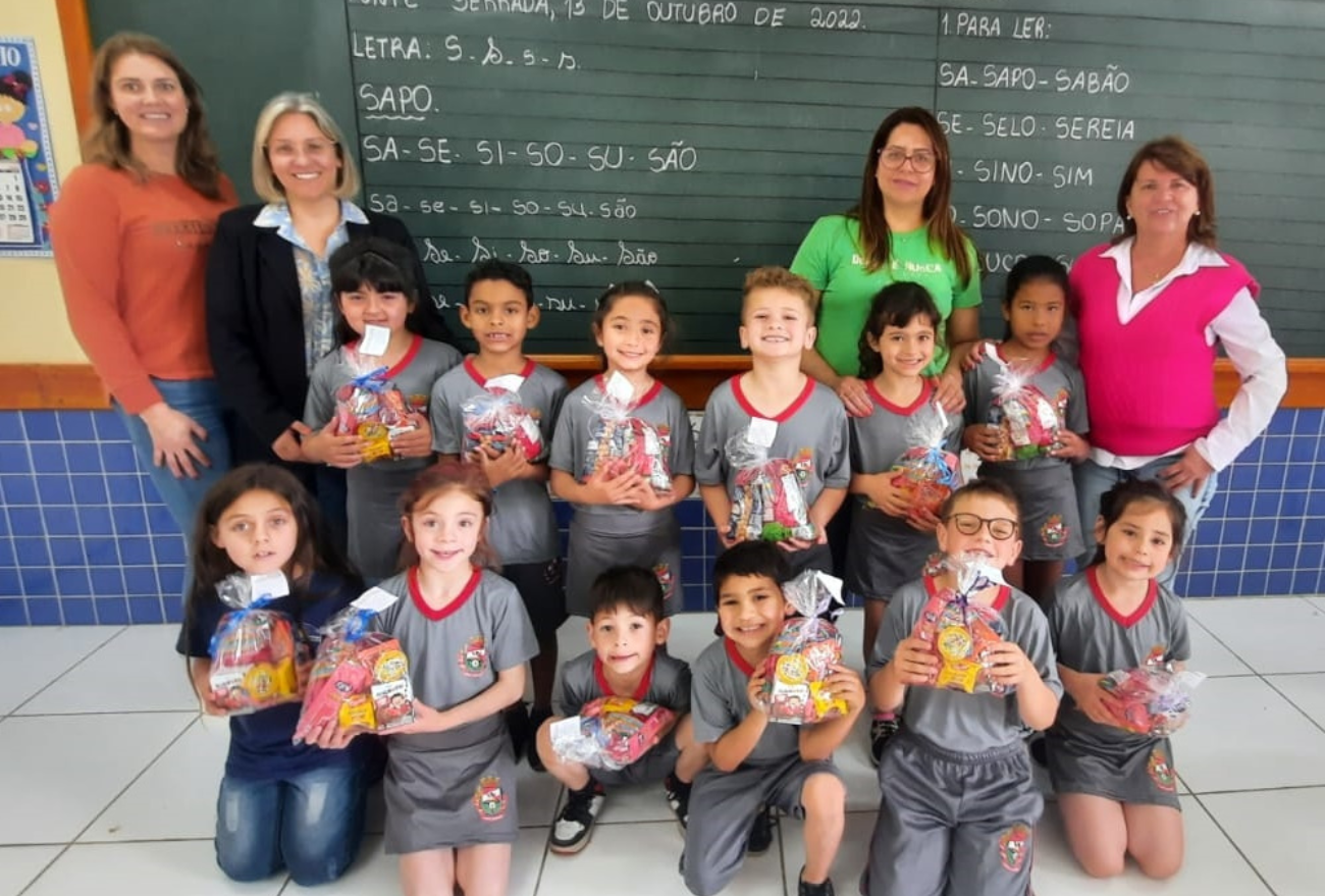 Uniformes de verão são entregues aos alunos da Rede Municipal de Ensino em Ponte Serrada