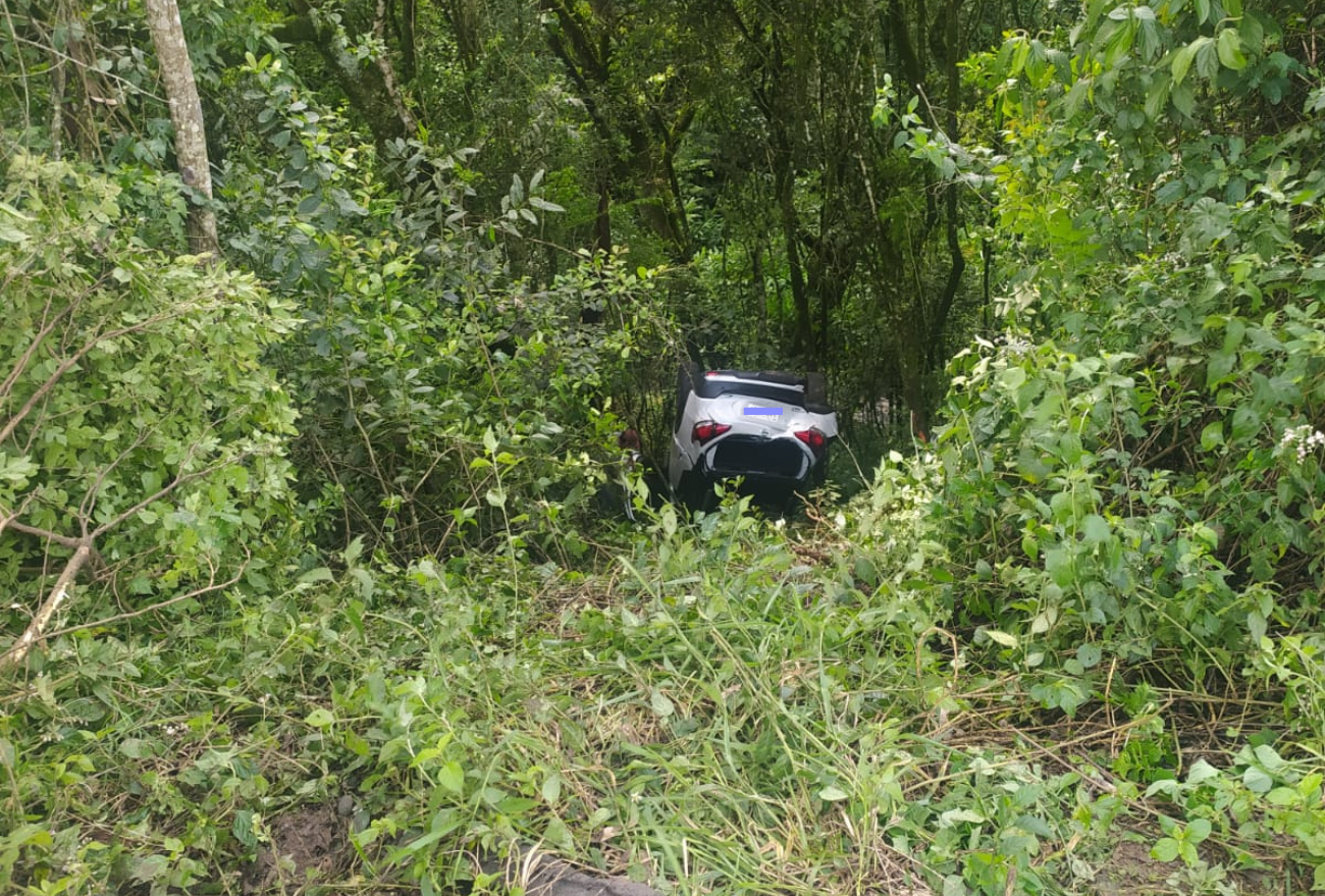 Após colisão traseira, veículo desce ribanceira e capota na SC-480