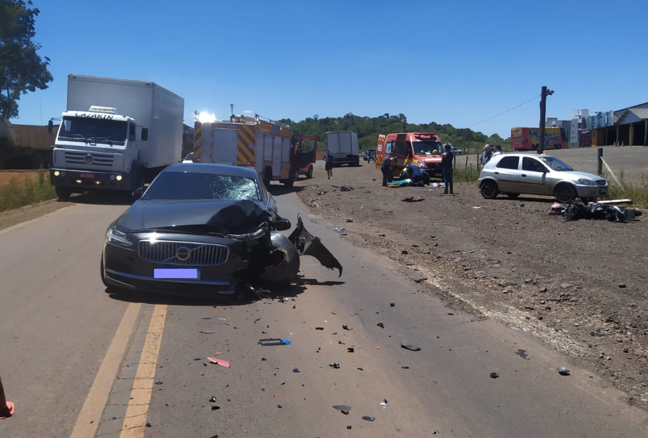 Fotos: Mulher morre após grave acidente entre carro e moto em Xanxerê