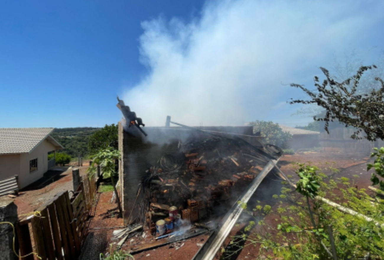 Residência é totalmente consumida por incêndio no interior de Xanxerê