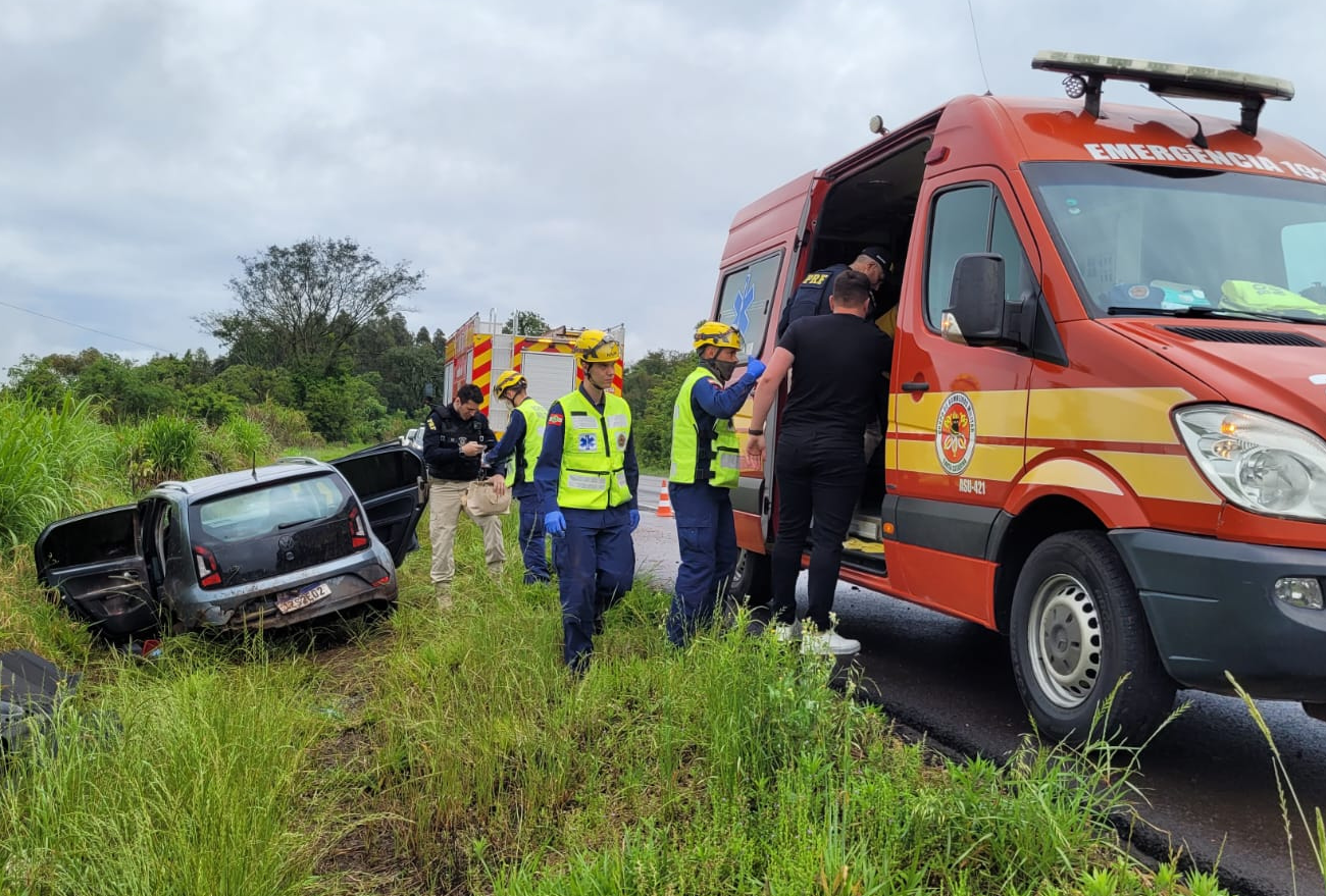 Mulher fica ferida após saída de pista nesta manhã (18), na BR-282