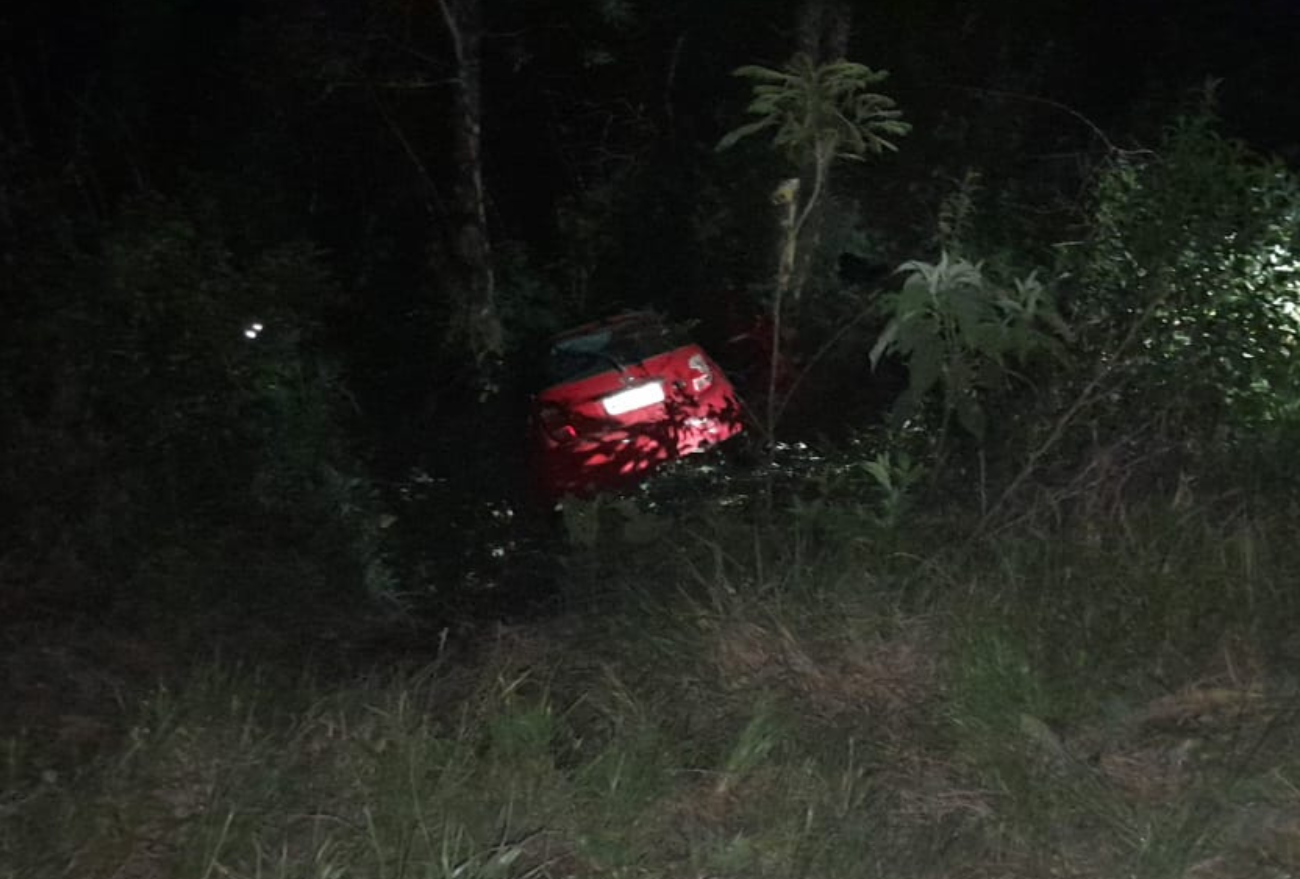 Homem de 58 anos fica ferido após veículo sair de pista e descer ribanceira de dez metros