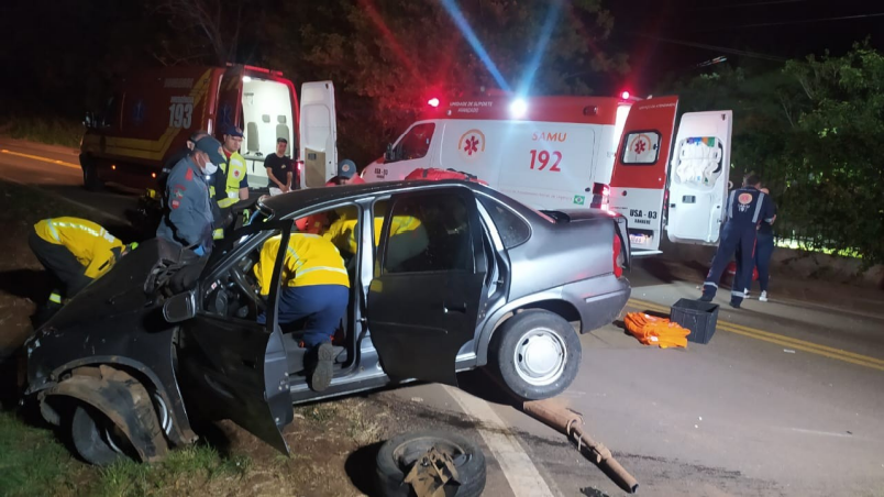 Menor de idade fica inconsciente após saída de pista seguida de colisão em muro, na BR-282