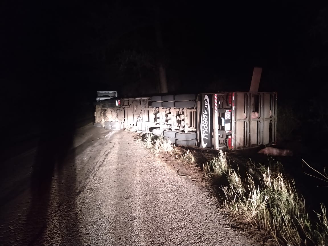 Motorista fica gravemente ferido após tombamento de caminhão na SC-161