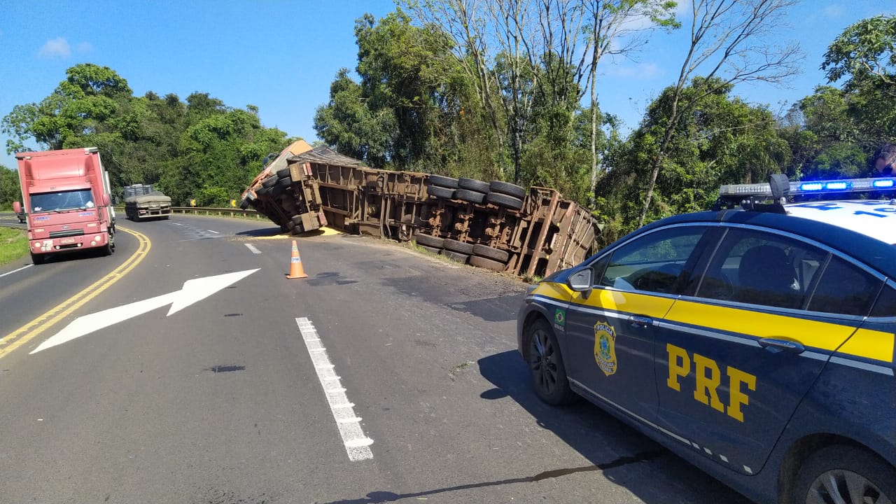 Caminhão carregado tomba próximo a curva da melancia entre Xanxerê e Xaxim