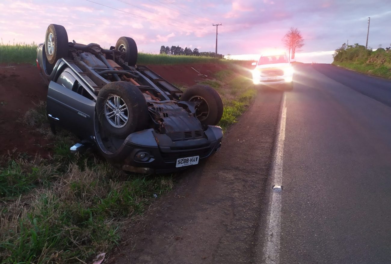 Veículo de Vargeão sai de pista e capota nesta madrugada (09)