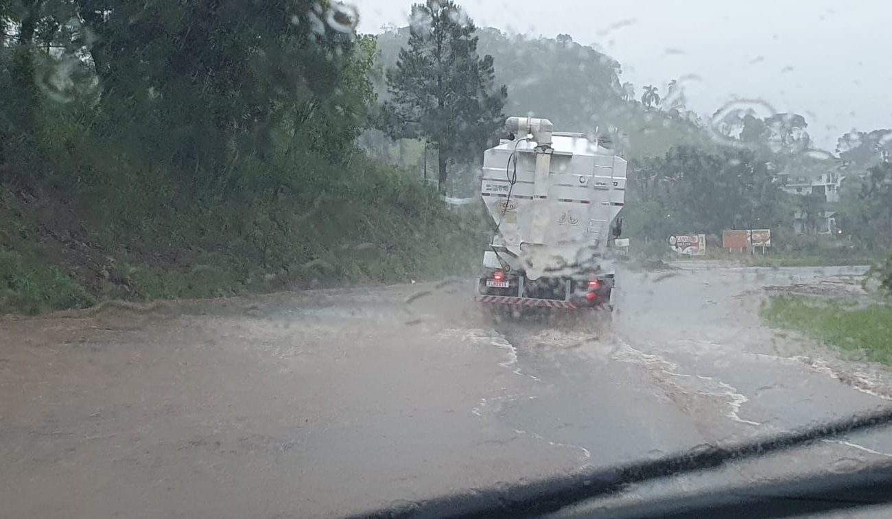 Vídeos: fortes chuvas causam alagamentos em toda a região