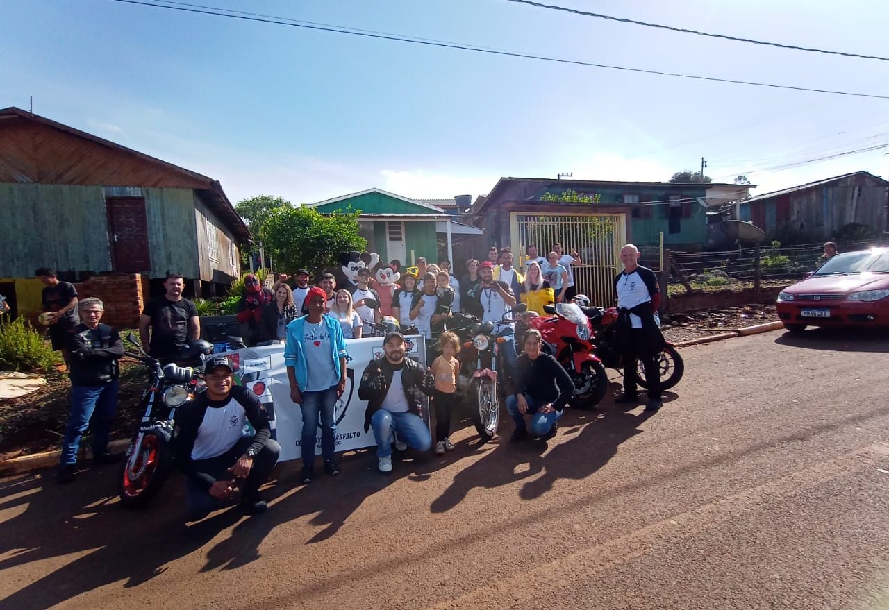 Imagens: Grupo Cowboys do Asfalto realiza entrega de cestas para crianças do bairro João José Gehlen