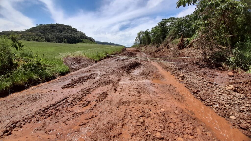 Devido a fortes chuvas, estrada no interior de Ponte Serrada se encontra bloqueada