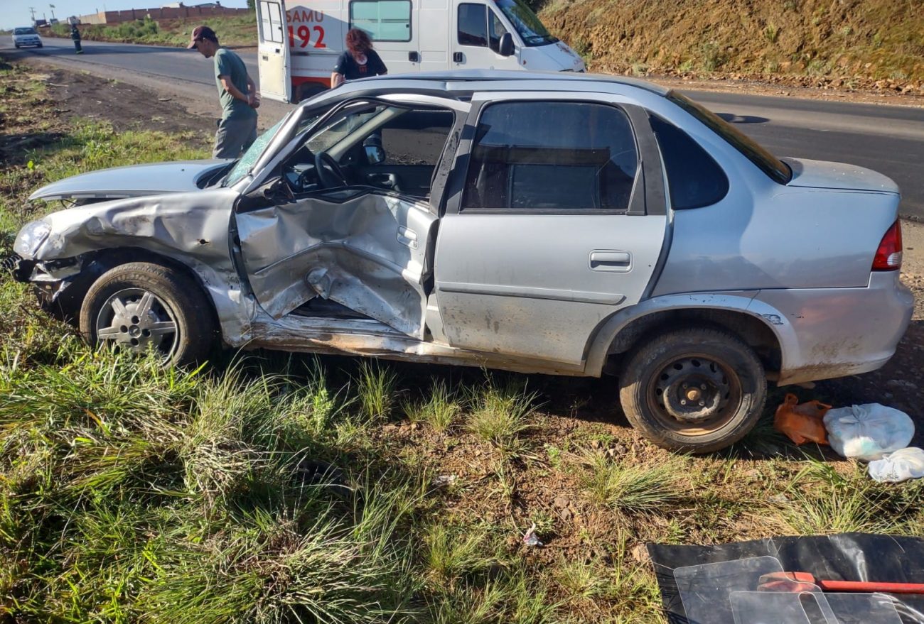 Bombeiros de Faxinal dos Guedes auxiliam no atendimento de colisão entre carros na BR-282