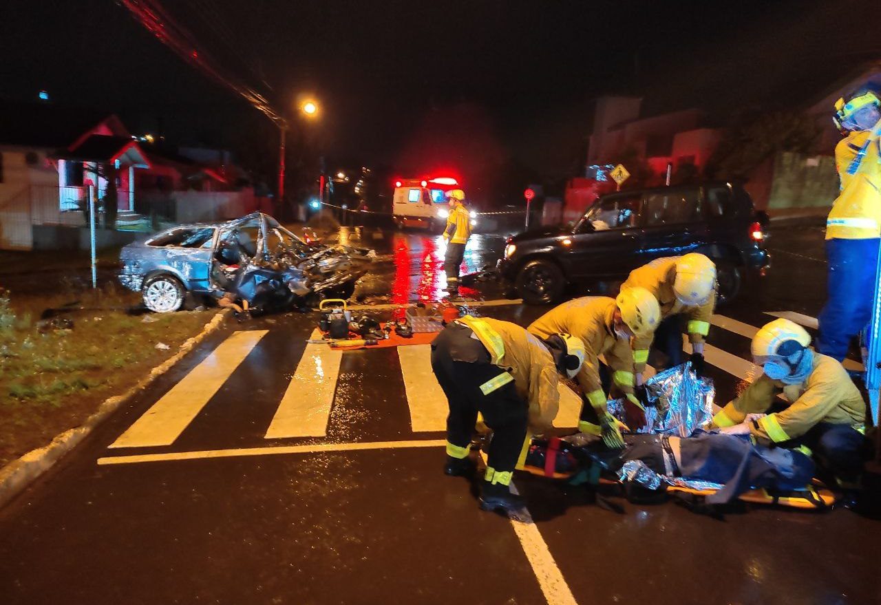 Fotos: homem morre e outras quatro pessoas ficam feridas após violenta colisão no Oeste