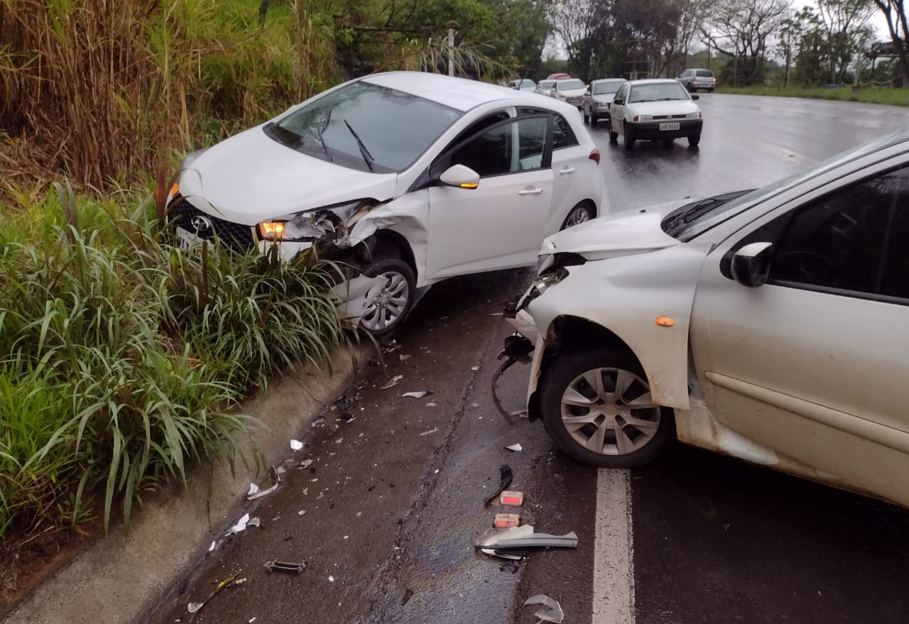 Dois carros e uma carreta colidem na SC-157 em Cordilheira Alta