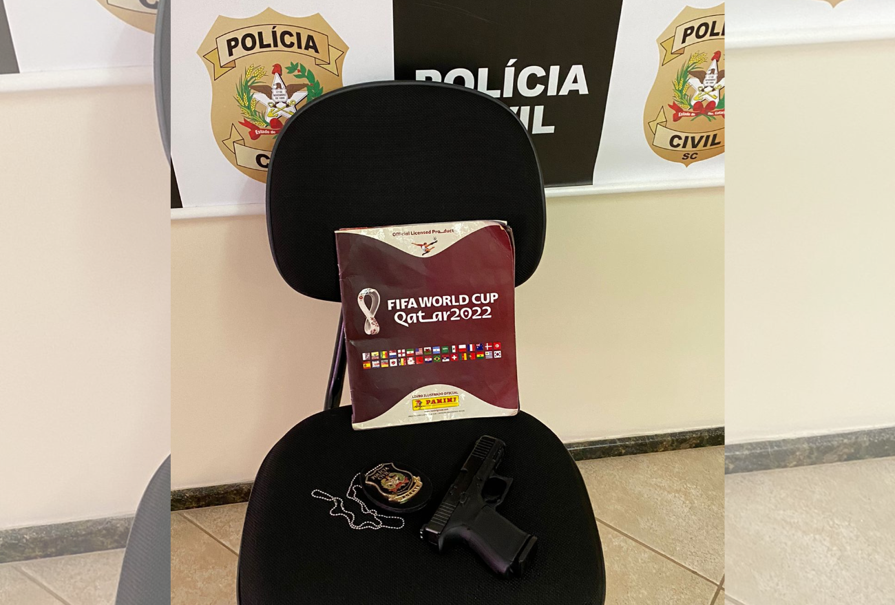 Polícia Civil recupera álbum de figurinhas da Copa do Mundo que foi roubado de uma criança de seis anos