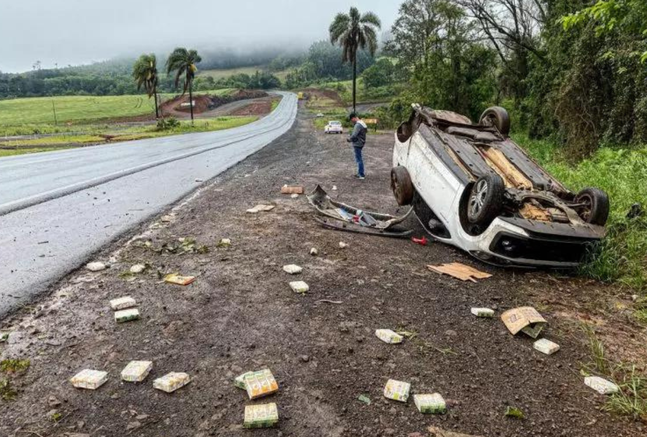 Carro capota após aquaplanar na BR-282 na manhã desta quinta-feira (06)