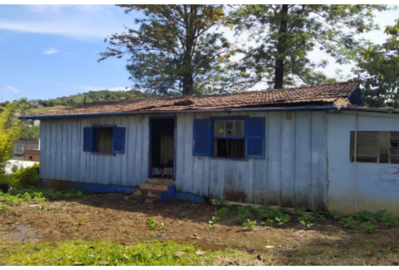 Residência é parcialmente danificada por incêndio, em Quilombo