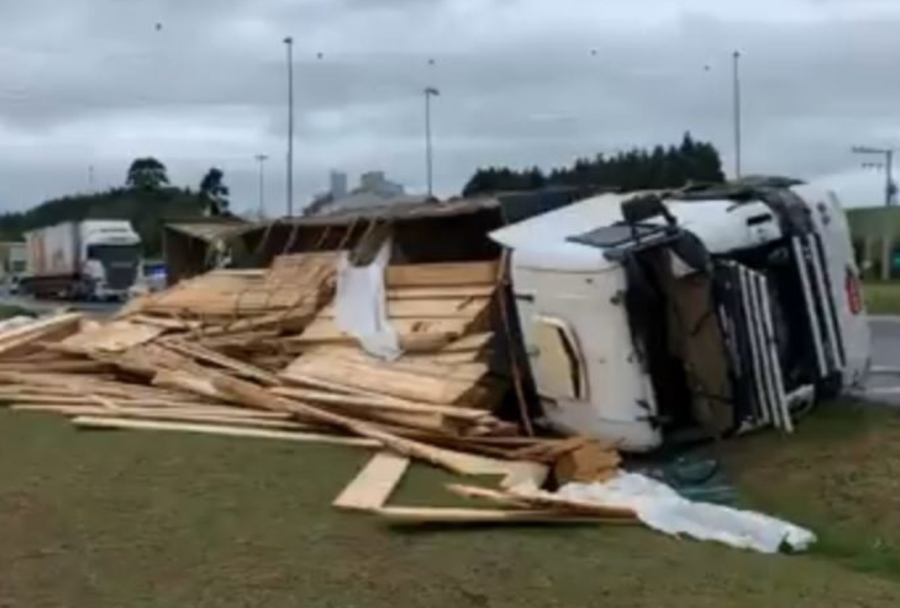 Carreta tomba em Xanxerê, na saída para Faxinal dos Guedes