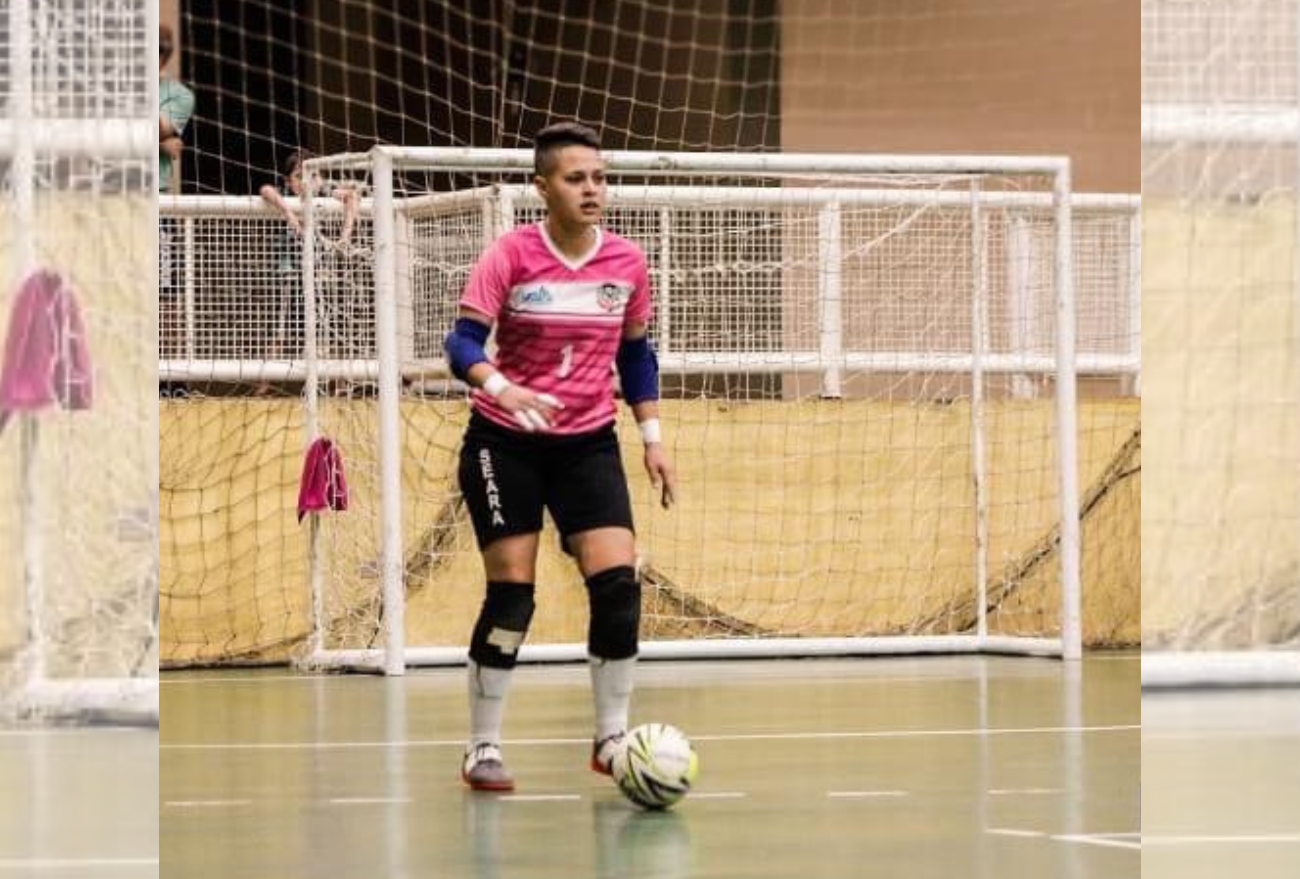 Conciliando trabalho e futsal, goleira do time de Faxinal dos Guedes faz sucesso nas quadras