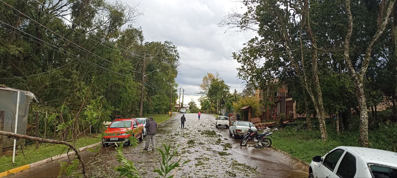 Defesa Civil confirma passagem de tornado em município do Oeste