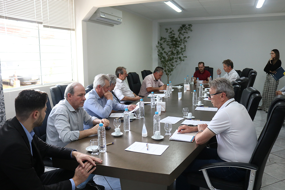 Prefeito de Faxinal dos Guedes participa de assembleia para deliberações de assuntos de interesse regional da AMAI