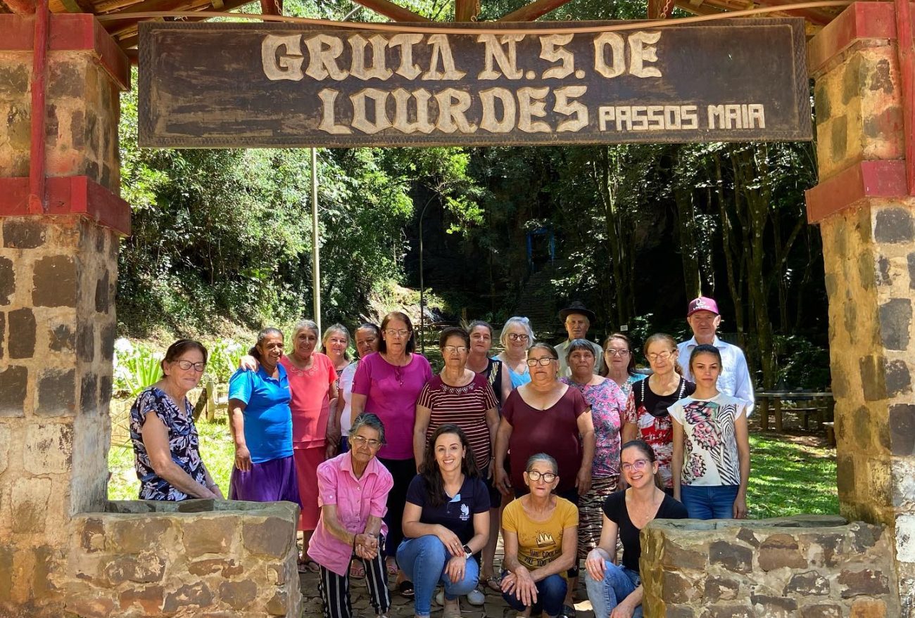 Grupo da pessoa idosa de Vargeão visita Gruta Nossa Senhora de Lourdes