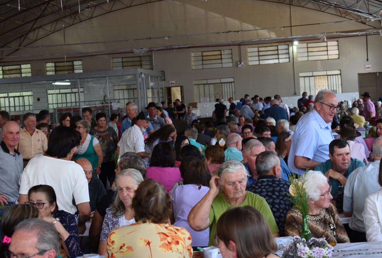 Idosos de Ipumirim confraternizam e festejam em encontro anual