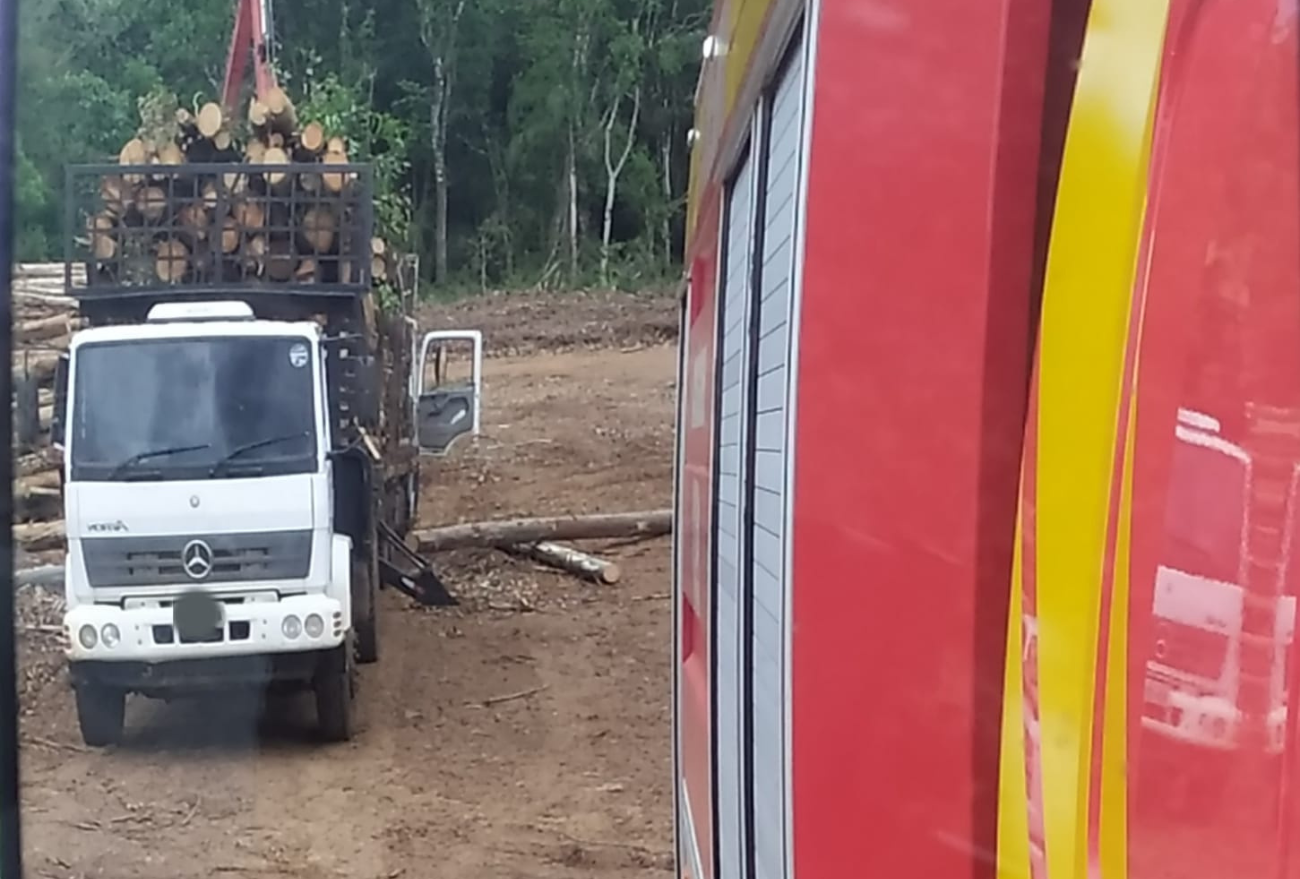 Trabalhador sofre fratura exposta após queda de madeira, no Oeste