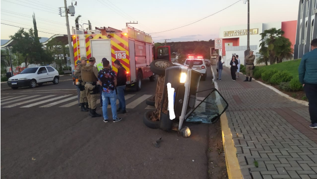 Veículo fica lateralizado após colisão no Centro de Abelardo Luz