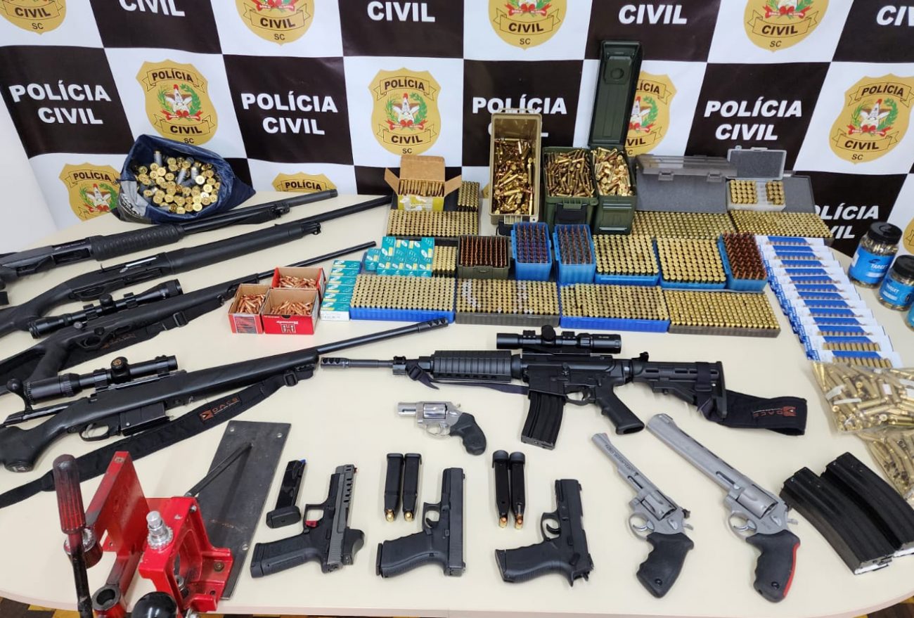 Vídeo: Em operação, Polícia Civil apreende 11 armas de fogo e centenas de munições no Oeste