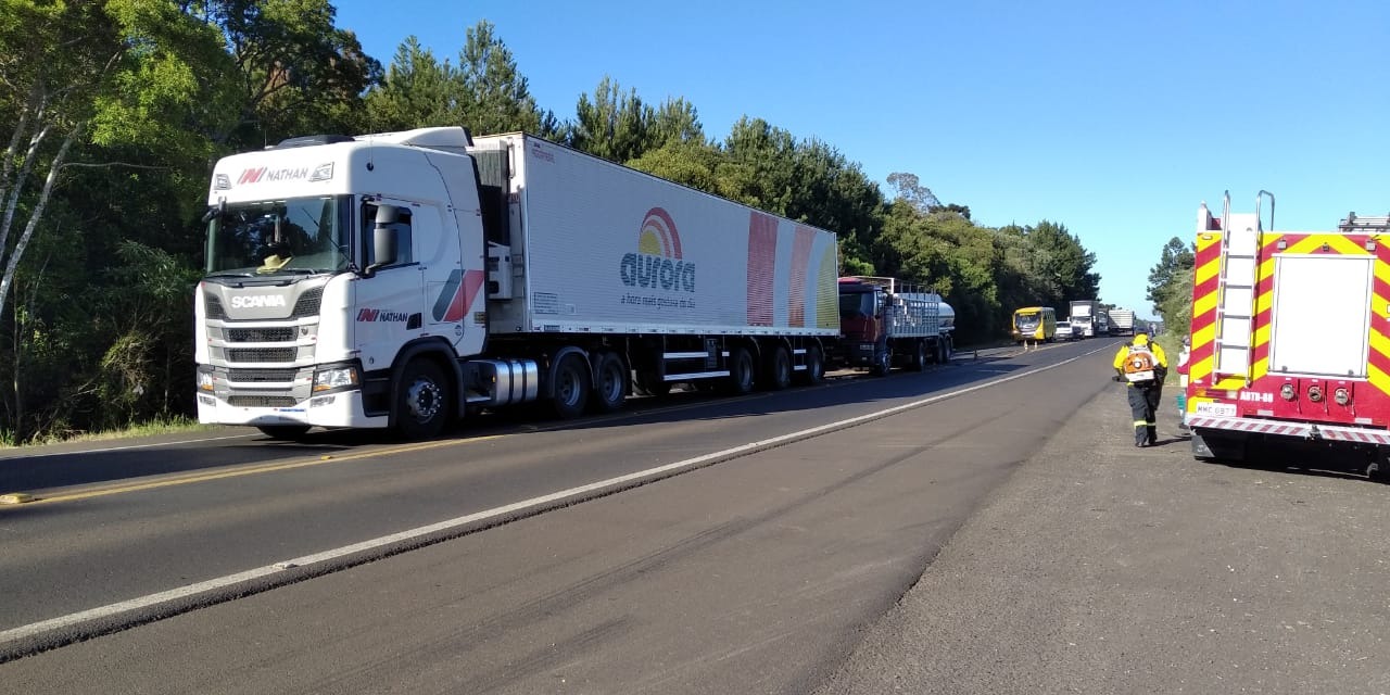 Engavetamento de três caminhões é registrado na BR-282, em Ponte Serrada