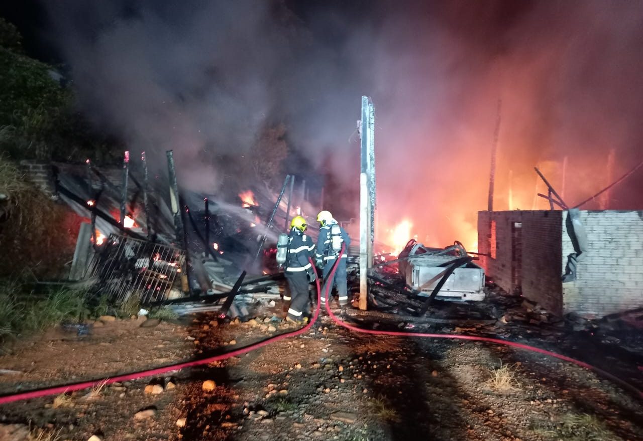 Galpão, carro e trator são consumidos por incêndio no Oeste