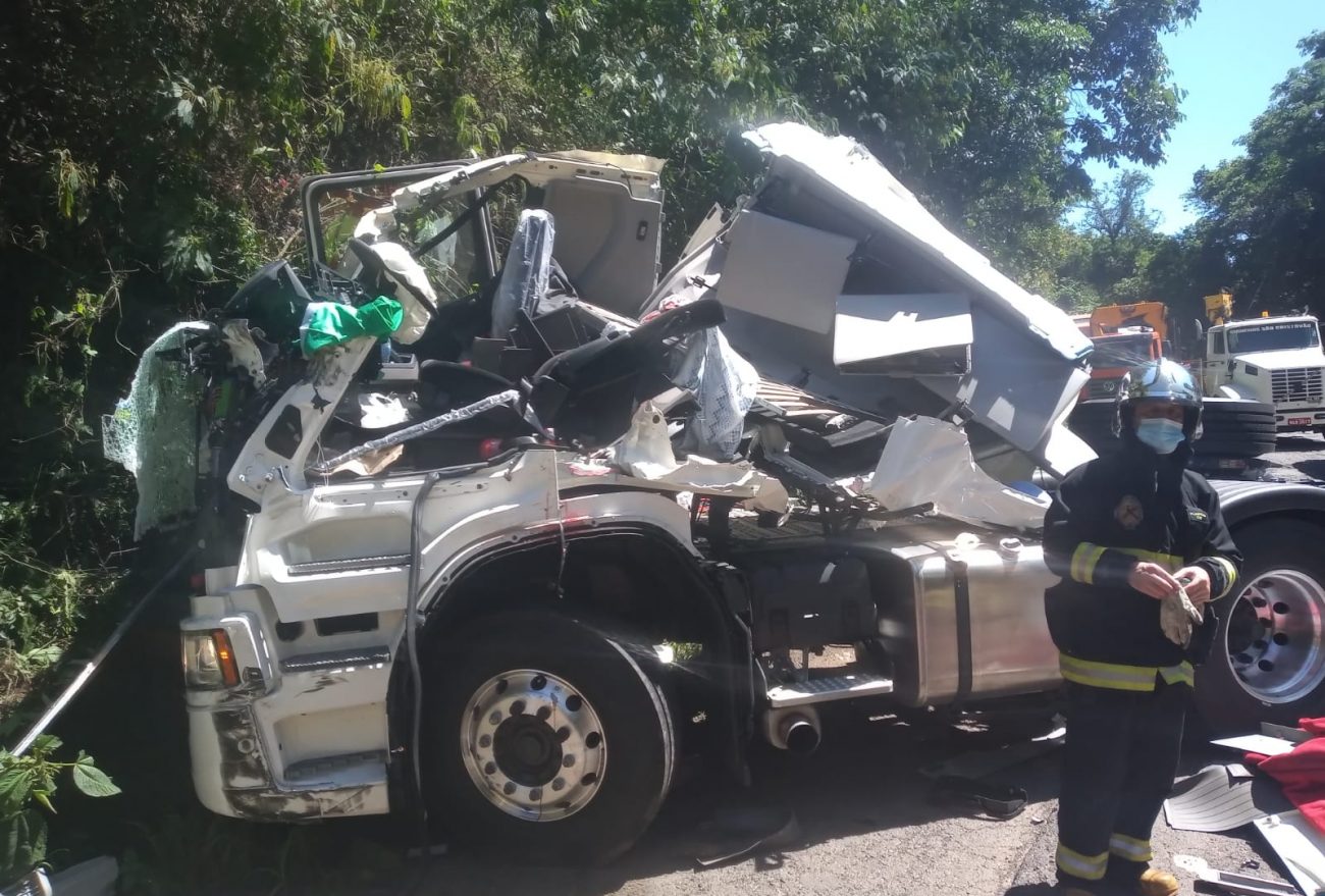 Fotos: Motorista fica preso às ferragens em colisão de carretas no Oeste