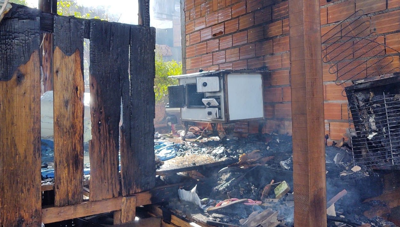 Incêndio atinge residência em município do Oeste