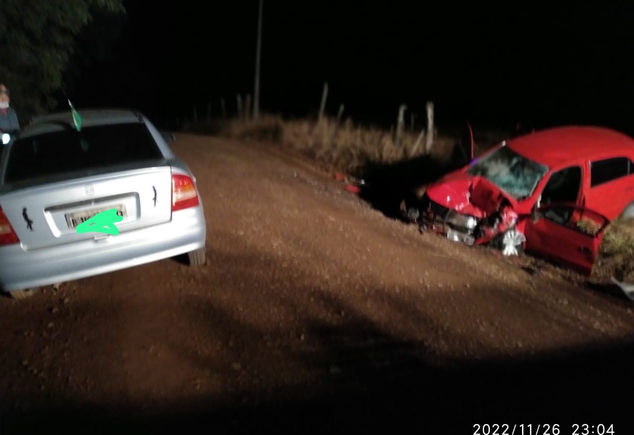 Acidente entre carros deixa quatro pessoas feridas