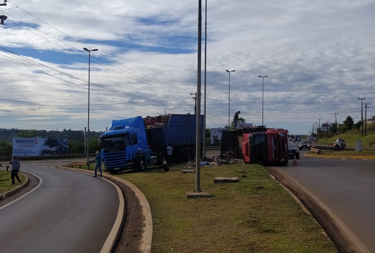 Carreta carregada de materiais recicláveis tomba no acesso a Xanxerê