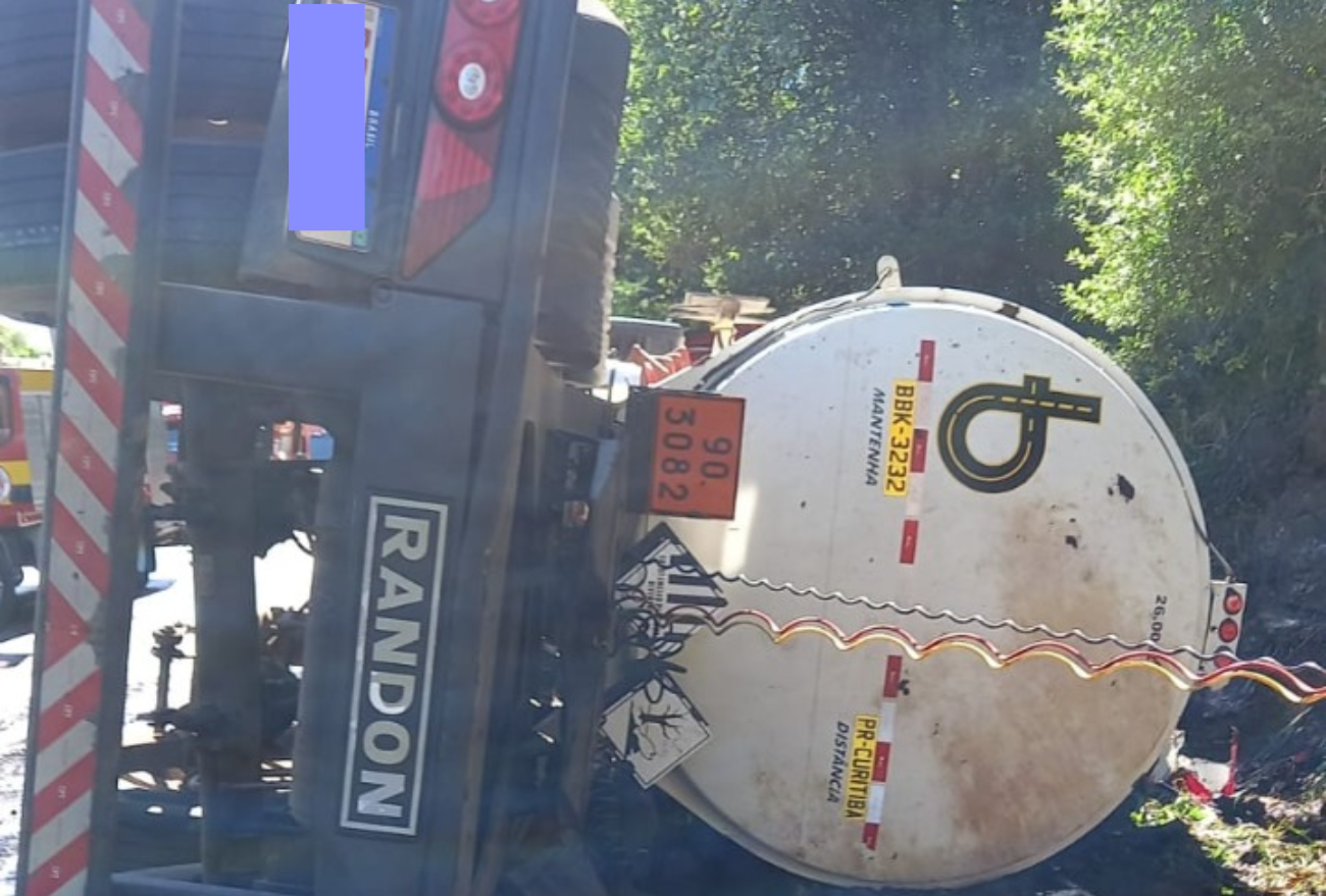 Motorista fica ferido após carreta que transportava óleo vegetal sair da pista e colidir contra paredão em curva